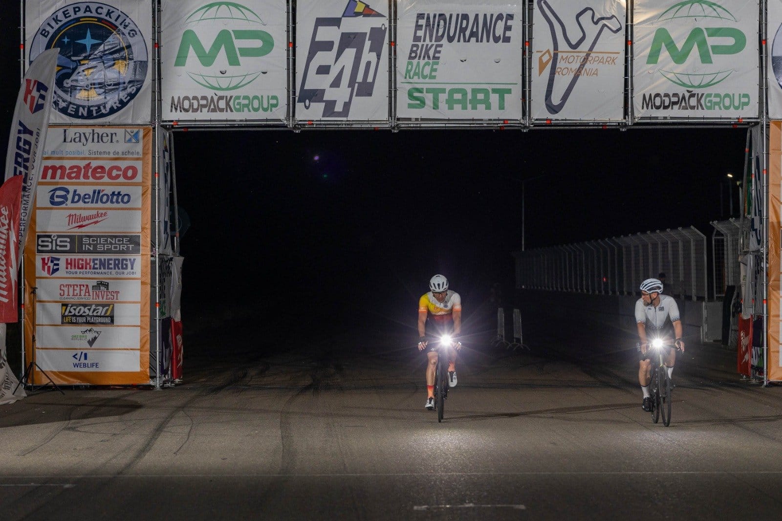 Ciclisti pe circuit in timpul noptii la 24h Endurance Bike Race 2026