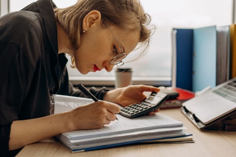 Contabil angajat sau contabilitate externalizată: comparația de costuri pe care o pune pe masă REALCONT® pentru firmele mici și mijlocii